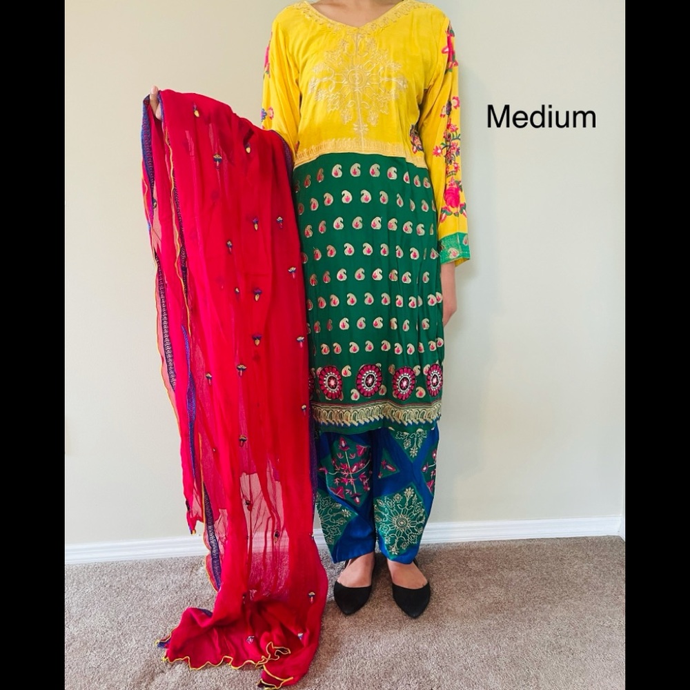 Pakistani 3 Piece Suit